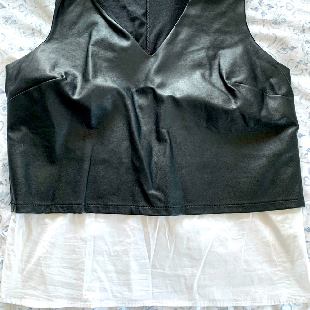 VENUS! Pleather vneck top w white bottom